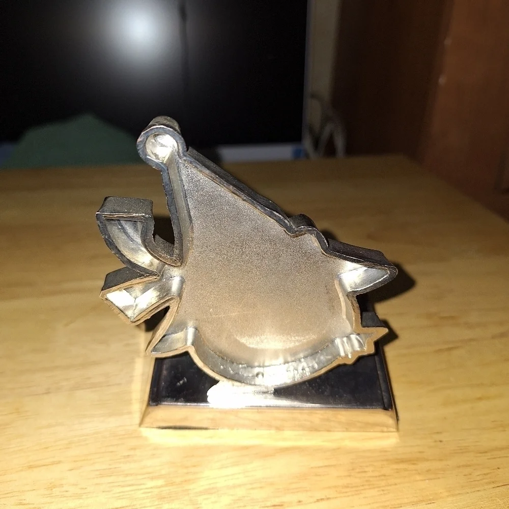 An unbranded Penguin Stocking Holder    It's base is 4